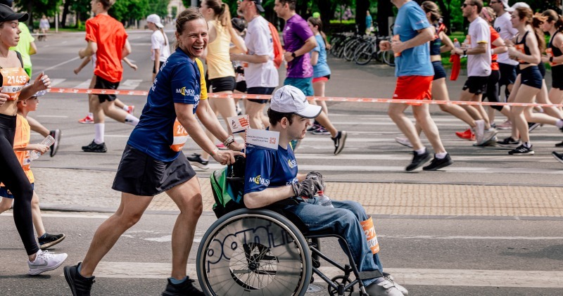 Programma “Iekļaujošs maratons” Rimi Rīgas maratonā vienos dalībniekus ar kustību un funkcionāliem traucējumiem