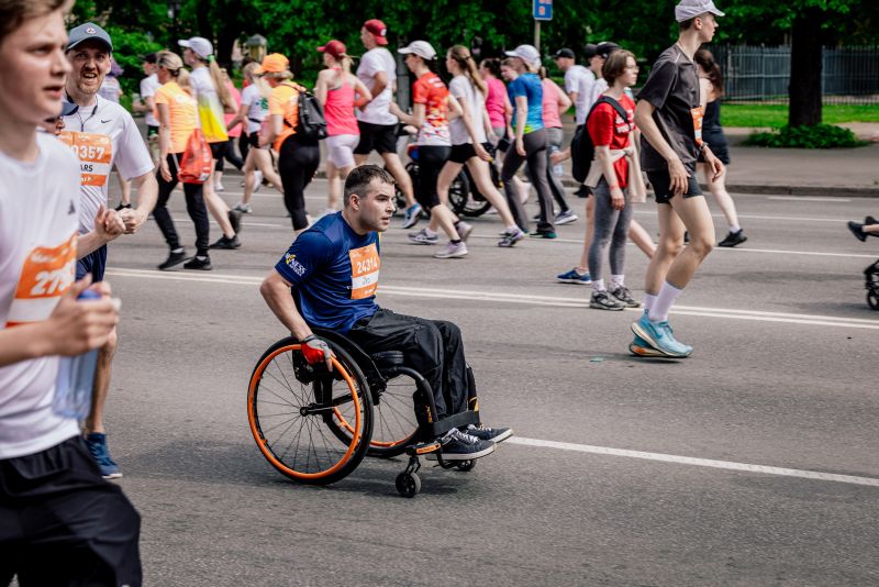 Programma “Iekļaujošs maratons” Rimi Rīgas maratonā vienos dalībniekus ar kustību un funkcionāliem traucējumiem