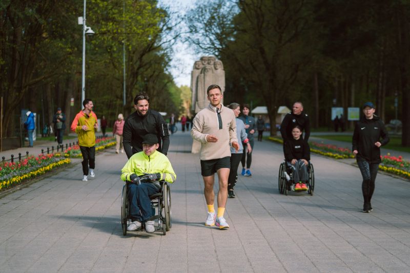 Rimi Rīgas maratona koptreniņā Mežaparkā pulcējas “Iekļaujošs maratons” dalībnieki