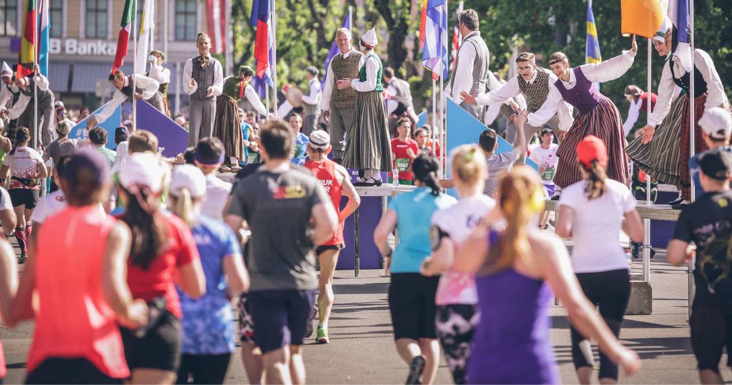 Aleja Riga Rimi Rimi Rīgas maratona Dzimšanas dienas alejā skrējējus godinās un sveiks ...