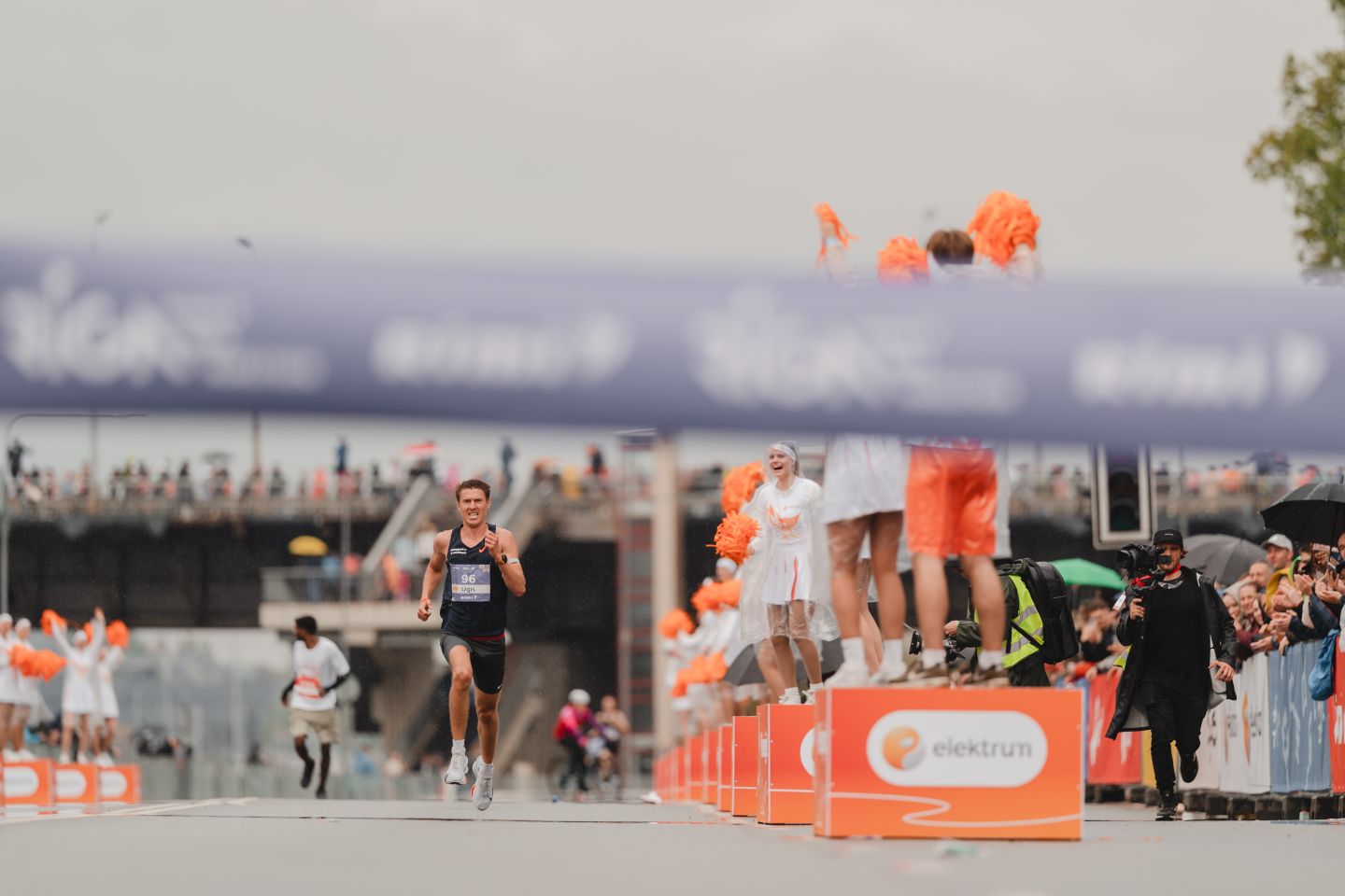 Lietus nekavē 35. Rimi Rīgas maratonam kļūt par visu laiku lielāko skriešanas notikumu