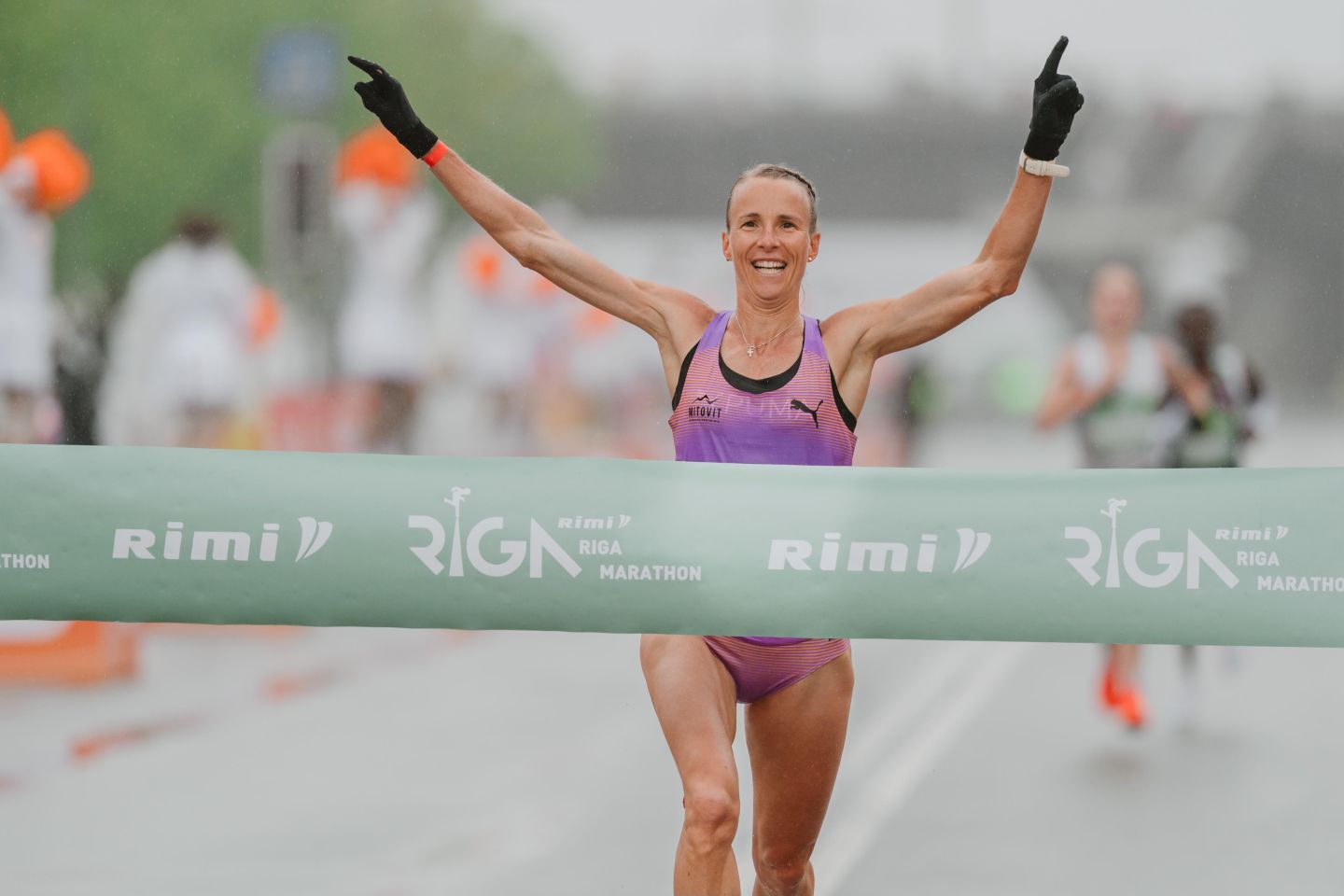 Lietus nekavē 35. Rimi Rīgas maratonam kļūt par visu laiku lielāko skriešanas notikumu