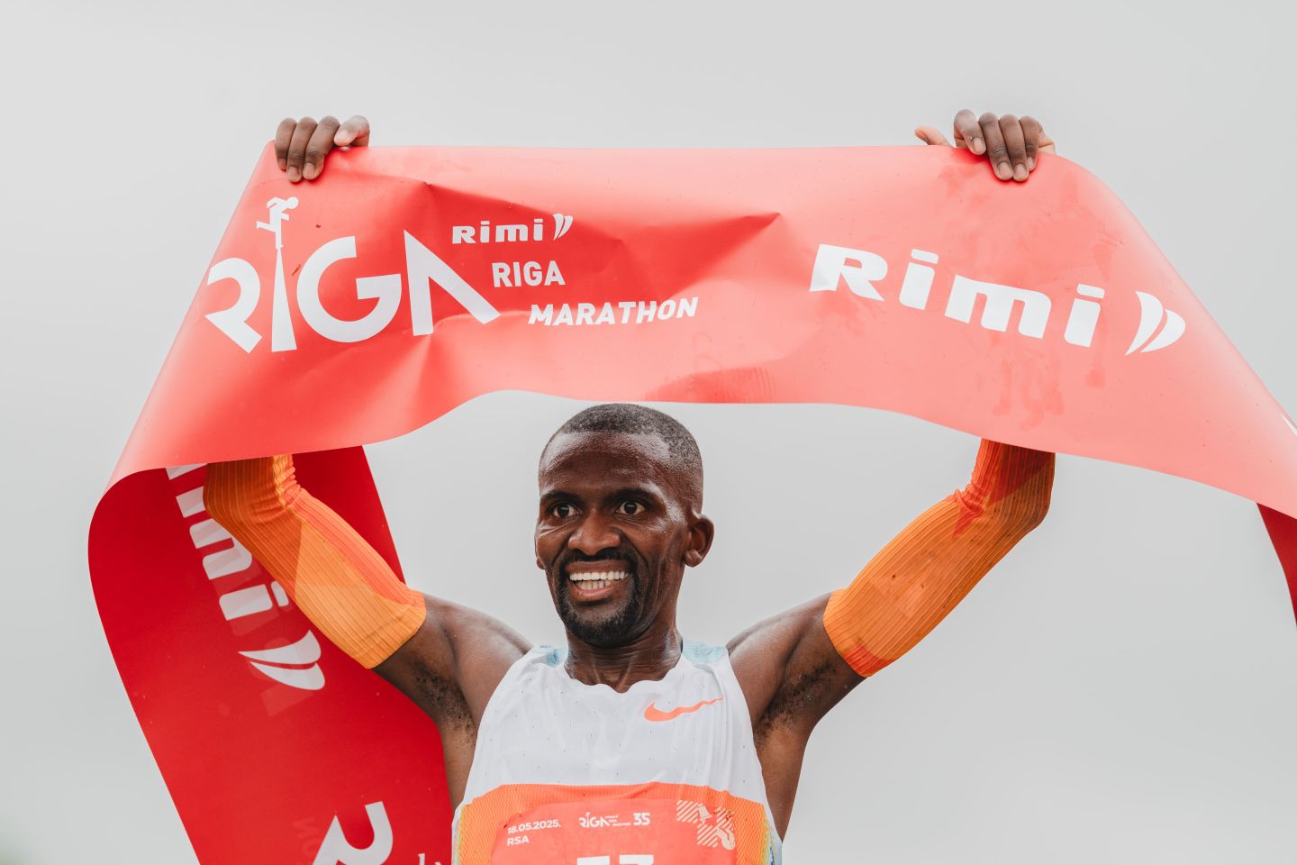 Lietus nekavē 35. Rimi Rīgas maratonam kļūt par visu laiku lielāko skriešanas notikumu