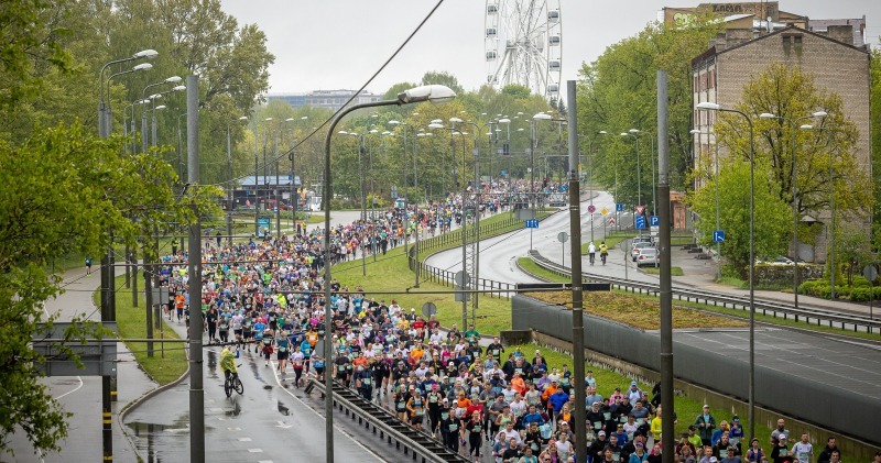 Lietus nekavē 35. Rimi Rīgas maratonam kļūt par visu laiku lielāko skriešanas notikumu