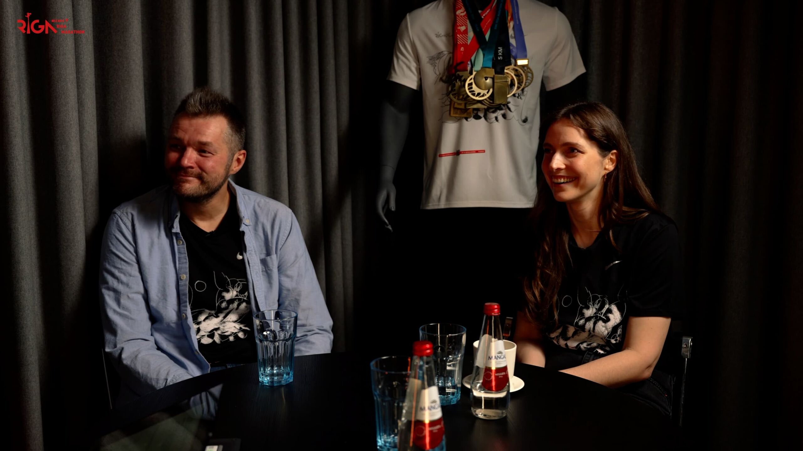Kadrs no Rimi Rīgas maratona 36. stāsta ieraksta. Kaspars Breidaks un Māra Sleja, 2026. gads.